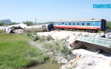 Tàu hỏa chở hơn 400 hành khách tông trúng xe tải, lật xuống ruộng