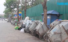 Rác thải “tấn công” điểm chờ xe buýt ở Hà Nội