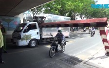 Xe tải “hạ gục” thanh giới hạn chiều cao dưới gầm cầu Bông