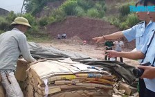 Cận cảnh thủ thuật nhét hàng ngàn thanh gỗ quý vào 80 tấn giấy phế liệu