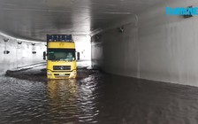 Hầm chui Mỹ Thủy ngập nặng vì mất điện, ô tô “lội” nước bì bõm