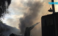 Cháy xưởng sản xuất keo dán, khói đen phủ khắp một vùng