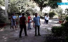 Bị bắn thuốc mê, gấu mò xuống hố nước, nhân viên cứu hộ sợ gấu chết đuối