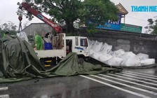 Xe tải đâm sập ki ốt lúc rạng sáng, 2 người nhập viện