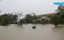 Đi vào rốn lũ Quảng Nam: Nước ngập tận cổ, nhà chỉ còn thấy nóc