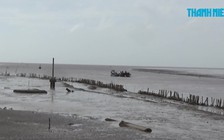 Sà lan chở cát trôi dạt kéo theo hàng loạt tàu bị chìm, hư hỏng