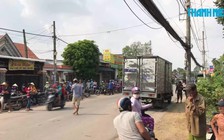 Xe máy va chạm xe tải, một người chết ở vùng ven Sài Gòn