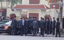 Chủ tịch Kim Jong-un thăm đại sứ quán Triều Tiên