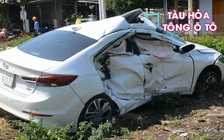 Ô tô chở 3 người cố vượt qua đường sắt, bị tàu hỏa tông trúng