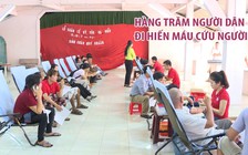 Hàng trăm người dân đi hiến máu cứu người