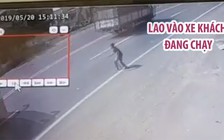 Người đàn ông bất ngờ lao vào xe khách đang chạy trên Quốc lộ 14