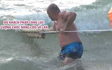 Du khách Pháp lao ra biển nắm dây cứu sà lan bị sóng đánh