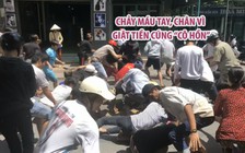 Hàng ngàn người tranh nhau giật tiền cúng “cô hồn” đến chảy máu tay, chân