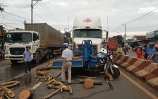 Xe ba gác mất lái tạt đầu xe đầu kéo, tài xế xe ba gác chết thương tâm