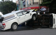 Tai nạn hy hữu, xe bán tải đâm lật rồi leo lên xe tải