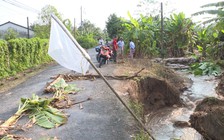 Triều cường dâng cao làm sạt lở đường