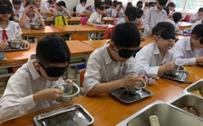 Trải nghiệm “bữa ăn trong bóng tối” cho học sinh mắt sáng