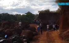 Lật máy múc, tài xế nhảy khỏi xe bị đè chết tại chỗ