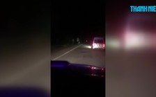 Xe khách chở pháo lậu bỏ chạy còn tông xe CSGT