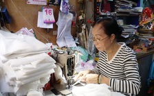 Niềm vui nhận quà tết của hai bác cháu sống trong căn nhà chưa đầy 10 mét vuông