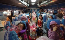 Người bán vé số, mua ve chai về quê ăn Tết trên xe buýt yêu thương