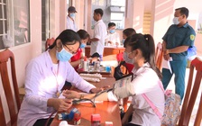 Hàng trăm người đeo khẩu trang đi hiến máu giữa đại dịch Covid-19