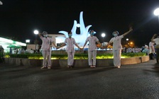 Òa khóc trong phút Bệnh viện Bạch Mai dỡ cách ly: “Chúng tôi đã chiến thắng”