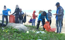 Sau nới lỏng giãn cách xã hội, du khách lại vứt rác bừa bãi