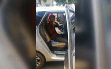 Kinh hoàng nam thanh niên dùng dao tự đâm, cắt cổ mình trên xe taxi