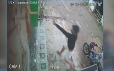 Bị phát hiện đang bẻ khóa xe máy, tên trộm hung hăng xịt hơi cay tấn công
