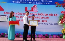 Cậu bé nhặt rác thông miệng cống “đốn tim” dân mạng nhận bằng khen của Bộ GD-ĐT