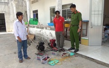 Bắt quả tang 2 người đàn ông kích điện bắt cá, tôm trên sông