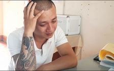 Người đàn ông xăm trổ, đầu trọc khóc thút thít tại trụ sở công an