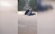 Kinh hoàng cảnh nước lũ cuốn phăng cả xe tải trên cầu ở Quảng Nam