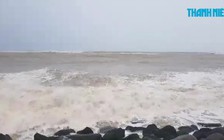 Bão số 9 gây ra sóng gió dữ dội ở Phú Yên
