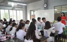 Học sinh THPT Bình Phú đi học trở lại sau sự cố trường bị tốc mái