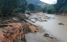 Cầu, đường gãy, nát vì sạt lở, học sinh và người dân khốn khổ trăm bề