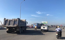 Cận cảnh xe ben lạng lách, đánh võng, húc vào xe CSGT để chạy trốn