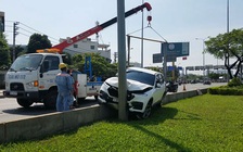 Nữ tài xế lái “xế hộp” găm chặt cột điện trên đại lộ Võ Văn Kiệt