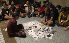 Vỡ chiếu bạc bạc tỉ, hàng chục người ngồi buồn hiu bên đống tiền