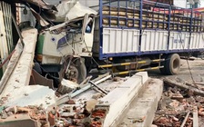 Kinh hoàng xe tải tông hàng loạt ô tô, xe máy, nhà dân trên quốc lộ 1