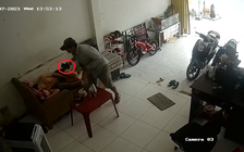 Cận cảnh người đàn ông ngủ giắt điện thoại ở lưng quần bị trộm lấy cắp