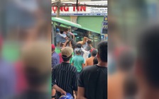 Xe tải tông nhau với xe buýt, sau đó tông sập tường nhà dân mới chịu dừng