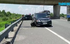 Xe sang Acura “ủi” xế hộp trên cao tốc TP.HCM - Trung Lương