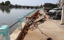 Cực nguy hiểm kè sông Cà Ty bị “xé toạc” sau trận mưa lớn trong đêm