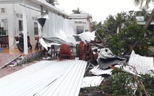 Kinh hoàng lốc xoáy cuốn bay mái tôn của hàng chục hộ dân ở Vĩnh Long