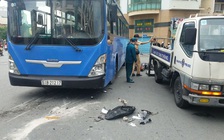 Hết hồn thấy người đàn ông bò ra từ gầm xe buýt sau tai nạn