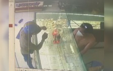 Vào tiệm hỏi mua vàng rồi giật chiếc lắc bỏ chạy