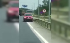 Cận cảnh ô tô chạy ngược chiều trên cao tốc khiến tài xế bị phạt 17 triệu đồng