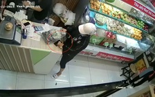 Cận cảnh người phụ nữ mua trái cây rồi trộm luôn điện thoại